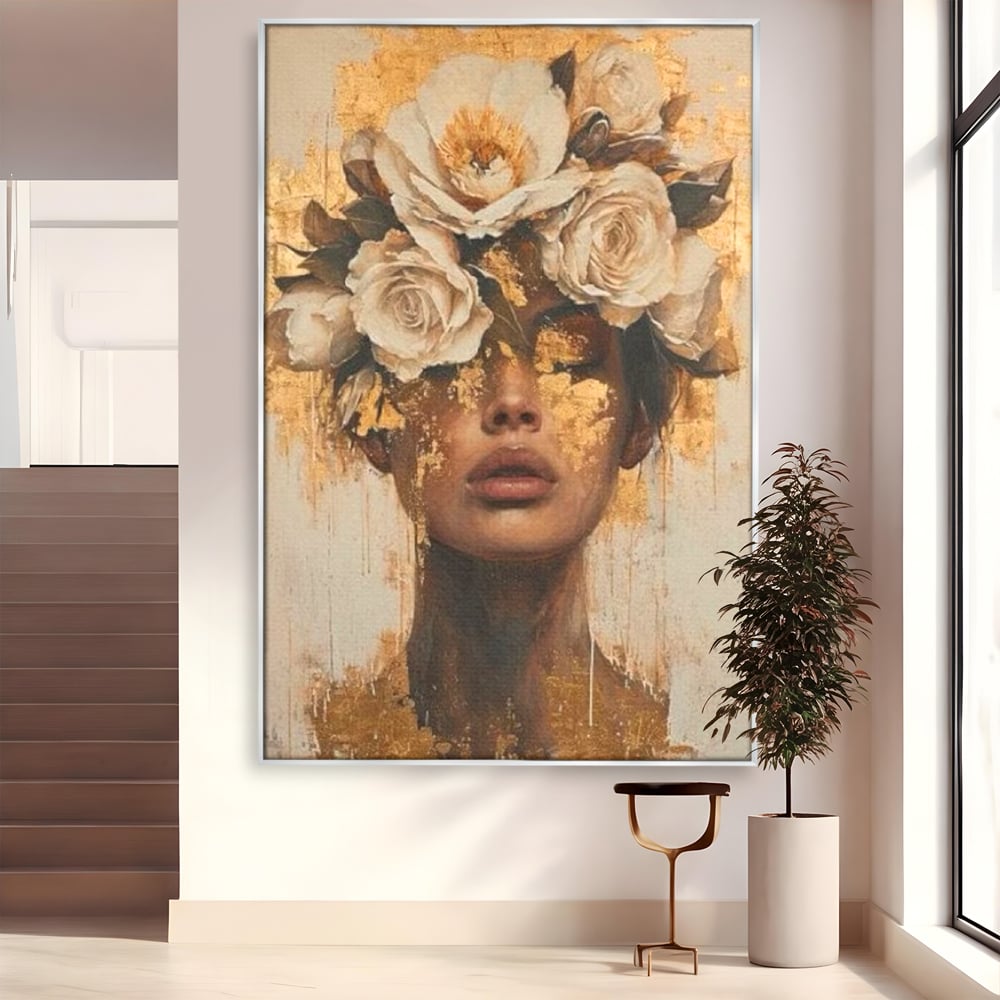 Tablou canvas cu portret feminin cu foita de aur si flori, in rama de aluminiu argintiu